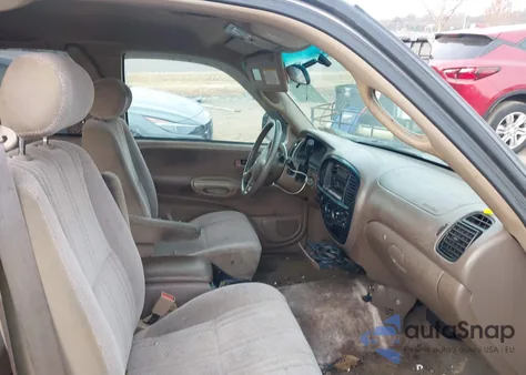 2001 Toyota Tundra Sr5 V8 z USA, uszkodzony, nr VIN 5TBBT44111S167971